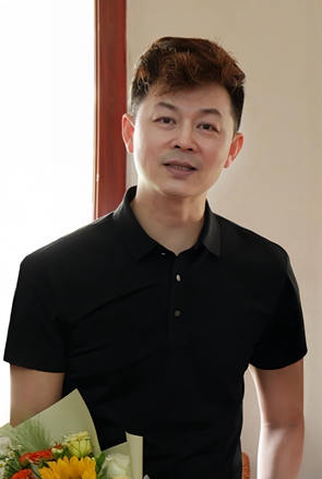 胡京武近照_副本.jpg